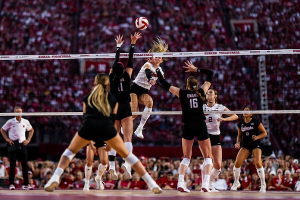 92,003: Nebraska sweeps Omaha before women&rsquo;s-sports record crowd