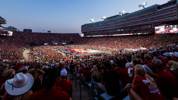 92,003: Nebraska sweeps Omaha before women&rsquo;s-sports record crowd