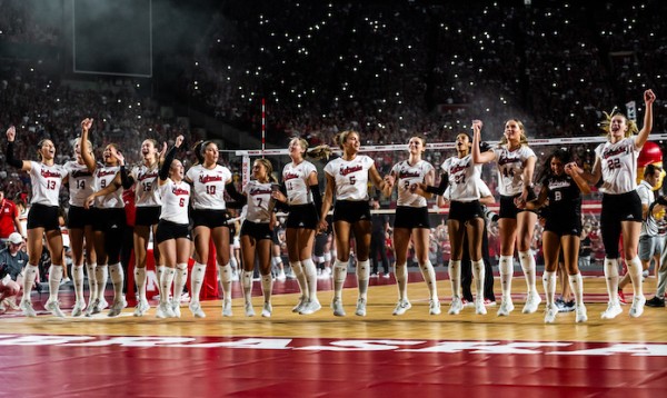 92,003: Nebraska sweeps Omaha before women&rsquo;s-sports record crowd