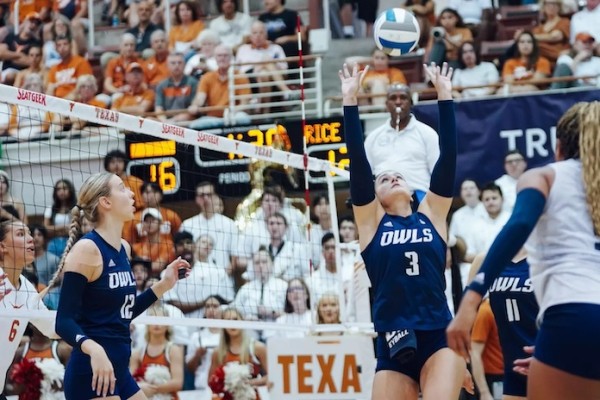 NCAA volleyball: Texas sweeps; Coastal&rsquo;s Forman leaves; AVCA poll; 13 unbeaten