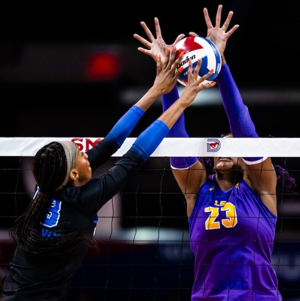 Reverse-sweep Sunday: No. 1 Wisconsin, No. 5 Stanford win after falling behind 0-2 Reverse-sweep Sunday: No. 1 Wisconsin, No. 5 Stanford win after falling behind 0-2