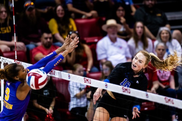 Reverse-sweep Sunday: No. 1 Wisconsin, No. 5 Stanford win after falling behind 0-2 Reverse-sweep Sunday: No. 1 Wisconsin, No. 5 Stanford win after falling behind 0-2